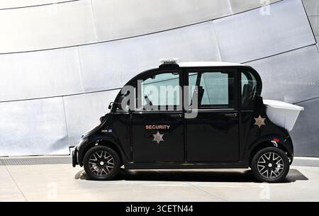 LOS ANGELES, KALIFORNIEN - 25. JULI 2025: Das Music Center Security Vehicle parkt in der Disney Concert Hall. Stockfoto