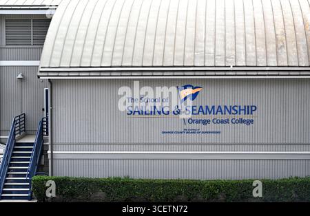 NEWPORT BEACH, KALIFORNIEN - 15. August 2025: Die Schule für Segeln und Seemannschaft des Orange Coast College am Pacific Coast Highway. Stockfoto