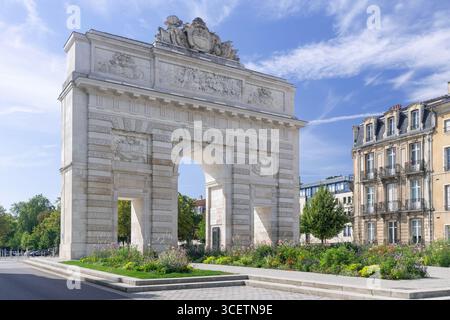 Nancy, Frankreich - Blick auf ein Kriegsdenkmal-Tor Désilles am Ende des Cours Léopold, das 1784 eingeweiht wurde und von dem Architekten Melin entworfen wurde. Stockfoto