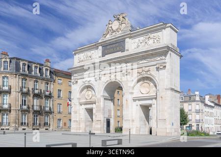 Nancy, Frankreich - Blick auf ein Kriegsdenkmal-Tor Désilles am Ende des Cours Léopold, das 1784 eingeweiht wurde und von dem Architekten Melin entworfen wurde. Stockfoto