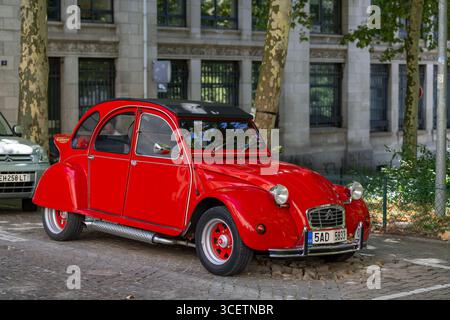 Nancy, Frankreich - Blick auf einen roten Citroën 2 CV, der auf einer Straße geparkt ist. Stockfoto