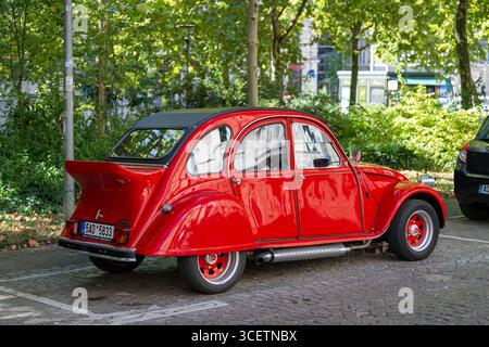 Nancy, Frankreich - Blick auf einen roten Citroën 2 CV, der auf einer Straße geparkt ist. Stockfoto