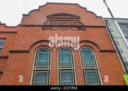 Historisches Coroner’s Court-Gebäude in der Store Street, Dublin, Irland, mit roter Backsteinarchitektur mit Bogenfenstern und Bedeutung für das bürgerliche Erbe. Stockfoto