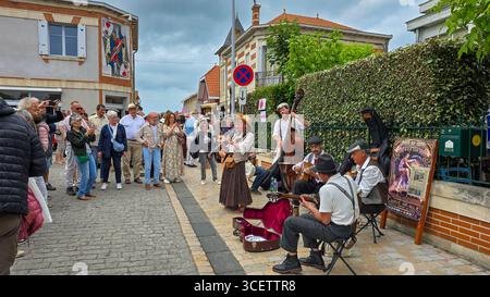 Emotionaler Auftritt der talentierten Musiker Hamster Dame Quartet auf dem jährlichen Festival Belle Epoque Soulac 1900. Juni 2025. Soulac-sur-Mer, Fr. Stockfoto