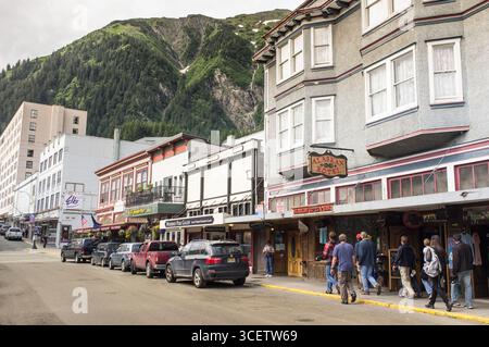 Menschen zu Fuß vorbei an Geschäften, Gastronomie, Kreuzfahrt Schiff Tourist, Franklin Street, Juneau, Alaska, USA Stockfoto