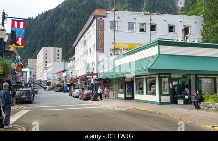 Menschen zu Fuß vorbei an Geschäften, Gastronomie, Kreuzfahrt Schiff Tourist, Franklin Street, Juneau, Alaska, USA Stockfoto