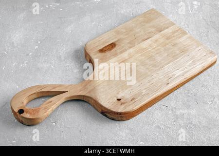 Leeres Schneidebrett aus Holz auf steingrauer Oberfläche Stockfoto