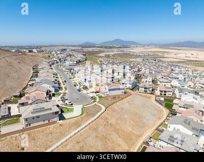 Neuentwicklungsimmobilien. Aus der Vogelperspektive auf Wohnhäuser und Zufahrtsstraßen im Süden von San Diego, Chula Vista. Gepackte Häuser. Blick von oben auf Privathäuser Stockfoto