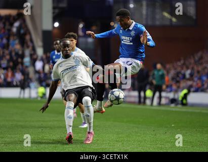 Rangers Jayden Meghoma und Club Brugge Carlos scheitern um den Ball während der UEFA Champions League, Play-off, im ersten Legspiel im Ibrox Stadium, Glasgow. Bilddatum: Dienstag, 19. August 2025. Stockfoto