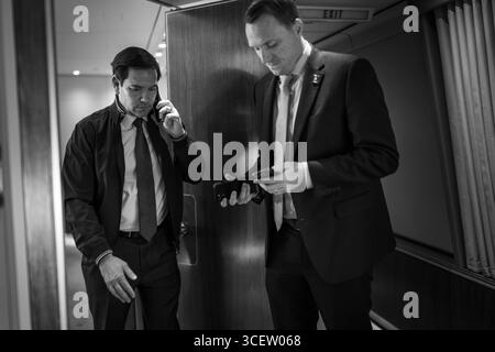 Verteidigungsminister Marco Rubio nimmt am Freitag, den 15. August 2025, einen Anruf an Bord der Air Force One auf dem Weg zur Joint Base Elmendorf Richardson, Alaska, zu einem Treffen zwischen Präsident Donald Trump und dem russischen Präsidenten Wladimir Putin entgegen. (Offizielles Foto des Weißen Hauses von Daniel Torok) Stockfoto