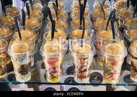 Verschiedene Süßigkeiten und Gebäckstücke werden in einer Bäckerei in Neapel ausgestellt Stockfoto