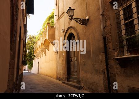 Eine malerische Gasse oder Straße im historischen Zentrum von Lucca, Italien in der Toskana. Stockfoto