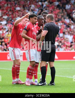 Nottingham Forest Spieler und Schiedsrichter Peter Bankes wurden während des Premier League Football Spiels zwischen Nottingham Forest und Brentford FC im City Ground Stadion in Aktion gesehen. Endpunktzahl: Nottingham Forest 3: 1 Brentford FC. Stockfoto