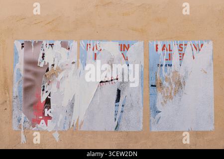 Alte, zerrissene Poster, die einen Vintage-Collage-Hintergrund für Text erzeugen. Stockfoto