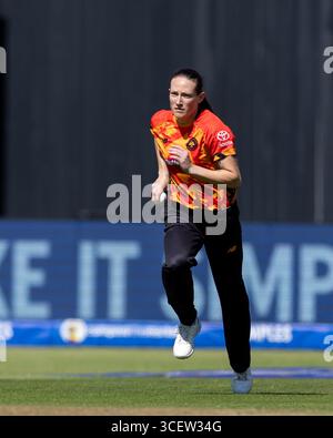 Birmingham, Großbritannien. August 2025. Birmingham, England, 17. August 2025: Megan Schutt von Birmingham Phoenix Bowls während des Hundert Gruppenspiels zwischen Birmingham Phoenix Women und London Spirit Women im Edgbaston Stadium, Birmingham, England (Unnati Naidu/SPP) Credit: SPP Sport Press Photo. /Alamy Live News Stockfoto