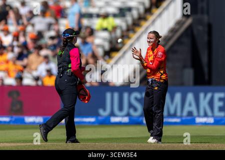 Birmingham, Großbritannien. August 2025. Birmingham, England, 17. August 2025: Hannah Baker von Birmingham Phoenix Bowls während des Hundert Gruppenspiels zwischen Birmingham Phoenix Women und London Spirit Women im Edgbaston Stadium, Birmingham, England (Unnati Naidu/SPP) Credit: SPP Sport Press Photo. /Alamy Live News Stockfoto