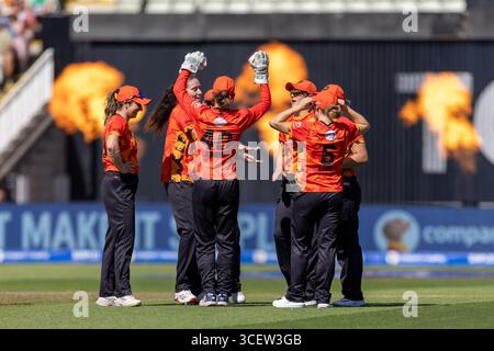 Birmingham, Großbritannien. August 2025. Birmingham, England, 17. August 2025: Spieler von Birmingham Phoenix während des Hundert Gruppenspiels zwischen Birmingham Phoenix Women und London Spirit Women im Edgbaston Stadium, Birmingham, England (Unnati Naidu/SPP) Credit: SPP Sport Press Photo. /Alamy Live News Stockfoto