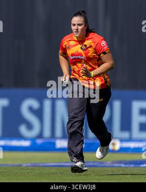 Birmingham, Großbritannien. August 2025. Birmingham, England, 17. August 2025: Mary Taylor von Birmingham Phoenix Bowls während des Hundert Gruppenspiels zwischen Birmingham Phoenix Women und London Spirit Women im Edgbaston Stadium, Birmingham, England (Unnati Naidu/SPP) Credit: SPP Sport Press Photo. /Alamy Live News Stockfoto