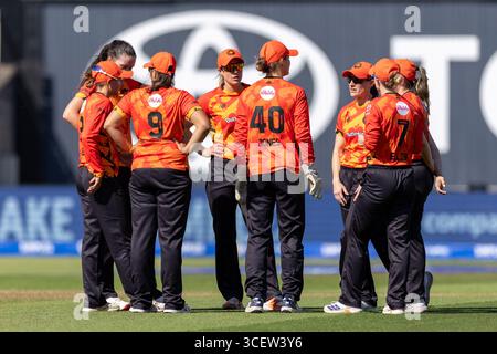 Birmingham, Großbritannien. August 2025. Birmingham, England, 17. August 2025: Spieler von Birmingham Phoenix während des Hundert Gruppenspiels zwischen Birmingham Phoenix Women und London Spirit Women im Edgbaston Stadium, Birmingham, England (Unnati Naidu/SPP) Credit: SPP Sport Press Photo. /Alamy Live News Stockfoto