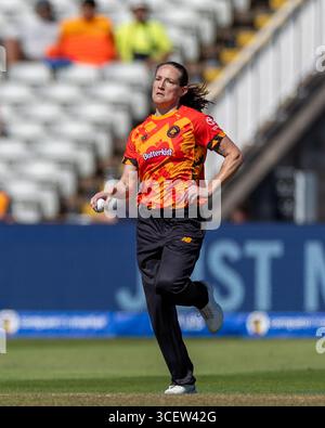 Birmingham, Großbritannien. August 2025. Birmingham, England, 17. August 2025: Megan Schutt von Birmingham Phoenix Bowls während des Hundert Gruppenspiels zwischen Birmingham Phoenix Women und London Spirit Women im Edgbaston Stadium, Birmingham, England (Unnati Naidu/SPP) Credit: SPP Sport Press Photo. /Alamy Live News Stockfoto