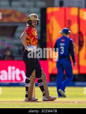 Birmingham, Großbritannien. August 2025. Birmingham, England, 17. August 2025: Ellyse Perry von Birmingham Phoenix schlägt während des Hundert Gruppenspiels zwischen Birmingham Phoenix Women und London Spirit Women im Edgbaston Stadium, Birmingham, England (Unnati Naidu/SPP). /Alamy Live News Stockfoto