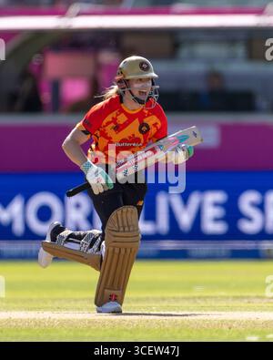 Birmingham, Großbritannien. August 2025. Birmingham, England, 17. August 2025: Emma Lamb von Birmingham Phoenix schlägt während des Hundert Gruppenspiels zwischen Birmingham Phoenix Women und London Spirit Women im Edgbaston Stadium, Birmingham, England. (Unnati Naidu/SPP) Credit: SPP Sport Press Photo. /Alamy Live News Stockfoto