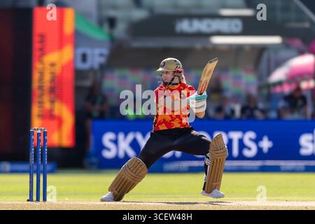 Birmingham, Großbritannien. August 2025. Birmingham, England, 17. August 2025: Emma Lamb von Birmingham Phoenix schlägt während des Hundert Gruppenspiels zwischen Birmingham Phoenix Women und London Spirit Women im Edgbaston Stadium, Birmingham, England. (Unnati Naidu/SPP) Credit: SPP Sport Press Photo. /Alamy Live News Stockfoto