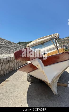 Turkiye, Antalya, Finike Pier. Ein altes, abgenutztes Boot mit einem rostigen, schlammigen Boden liegt am Ufer. Eine Erinnerung an die vergangenen Abenteuer Stockfoto