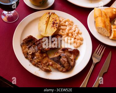 Gebratenes Lamm mit Bohnen und halber Kartoffel. Stockfoto