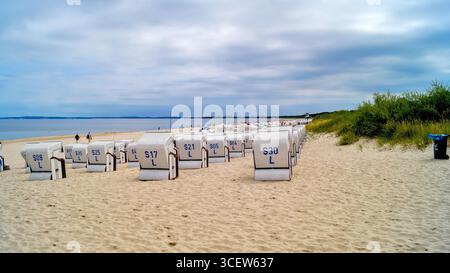 Am Sandstrand Koserow auf der Insel Usedom Reihen sich Liegestühle (Strandkorb) in einer Reihe an – friedliche Ostseebeszene. Stockfoto
