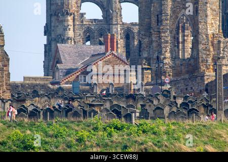 Whitby Abbey und der Friedhof der St Mary's Church Anglican Parish in Whitby in North Yorkshire England Stockfoto
