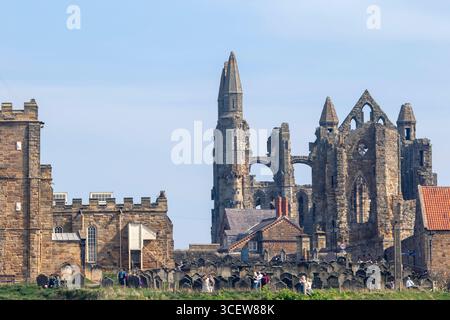 Whitby Abbey und der Friedhof der St Mary's Church Anglican Parish in Whitby in North Yorkshire England Stockfoto