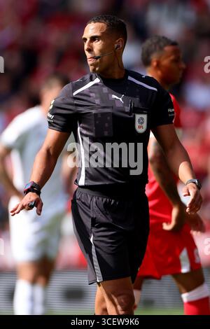 Match-Schiedsrichter Farai Hallam während des Sky Bet Championship-Spiels zwischen Middlesbrough und Swansea City im Riverside Stadium, Middlesbrough am Samstag Stockfoto