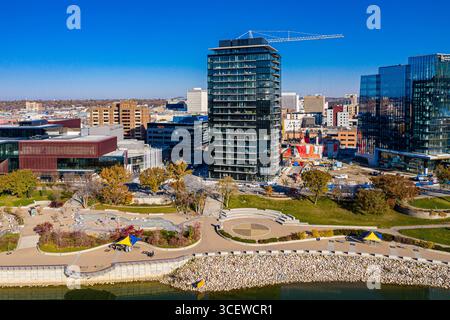 River Landing liegt im südlichen Stadtteil Saskatoon am Fluss. Stockfoto