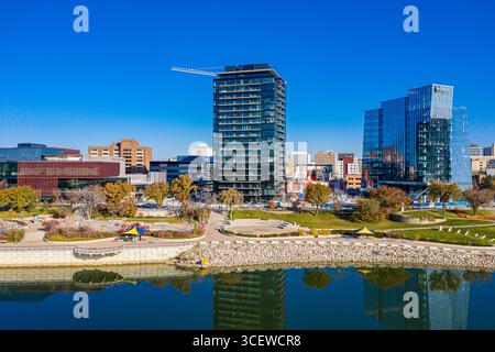 River Landing liegt im südlichen Stadtteil Saskatoon am Fluss. Stockfoto
