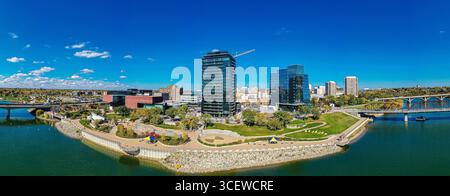 River Landing liegt in der Innenstadt von Saskatoon am South Saskatchewan River. Stockfoto
