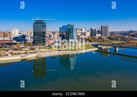 River Landing liegt im südlichen Stadtteil Saskatoon am Fluss. Stockfoto