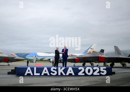 Anchorage, Alaska, USA. August 2025. Präsident Donald Trump begrüßt den russischen Präsidenten Wladimir Putin am 15. August 2025 auf der Joint Base Elmendorf Richardson in Anchorage, Alaska. (Kreditbild: © Daniel Torok/Weißes Haus/ZUMA Press Wire) NUR REDAKTIONELLE VERWENDUNG! Nicht für kommerzielle ZWECKE! Stockfoto