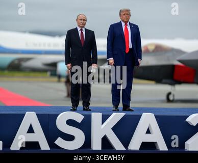 Anchorage, Alaska, USA. August 2025. Präsident Donald Trump begrüßt den russischen Präsidenten Wladimir Putin am 15. August 2025 auf der Joint Base Elmendorf Richardson in Anchorage, Alaska. (Kreditbild: © Daniel Torok/Weißes Haus/ZUMA Press Wire) NUR REDAKTIONELLE VERWENDUNG! Nicht für kommerzielle ZWECKE! Stockfoto