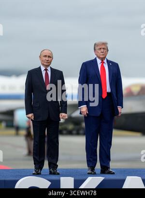 Anchorage, Alaska, USA. August 2025. Präsident Donald Trump begrüßt den russischen Präsidenten Wladimir Putin am 15. August 2025 auf der Joint Base Elmendorf Richardson in Anchorage, Alaska. (Kreditbild: © Daniel Torok/Weißes Haus/ZUMA Press Wire) NUR REDAKTIONELLE VERWENDUNG! Nicht für kommerzielle ZWECKE! Stockfoto