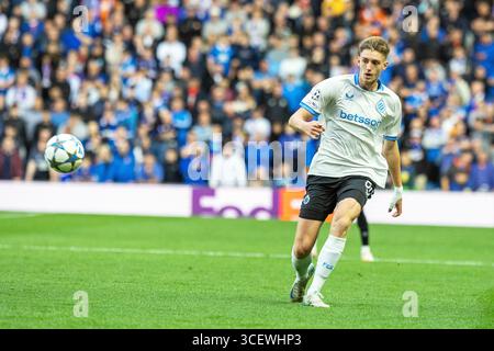 Glasgow, Großbritannien. August 2025. Rangers FC spielte Club Brugge FC im Ibrox-Stadion in Glasgow, Schottland, im ersten Leg der UEFA Champions League. Jorne Spileers (B58) tritt den Ball in Richtung der Rangers-Tore. Quelle: Findlay/Alamy Live News Stockfoto