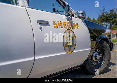 Detaillierte Ansicht der Tür des Los Angeles County Sheriff Patrouillenwagens. Das Bild zeigt das Emblem des offiziellen Sheriffs. Stockfoto