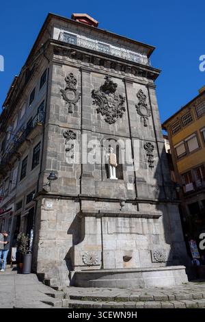 Fonte Monumental da Ribeira (São João-Brunnen) auf dem Ribeira-Platz (Praca da Ribeira) in Porto, Bezirk Porto, Portugal Stockfoto
