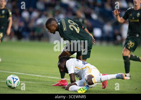 Joseph Paintsil (28) von LA Galaxy kämpft am 27. April 2025 um den Besitz während eines MLS-Spiels zwischen den LA Galaxy und den Portland Timbers Stockfoto