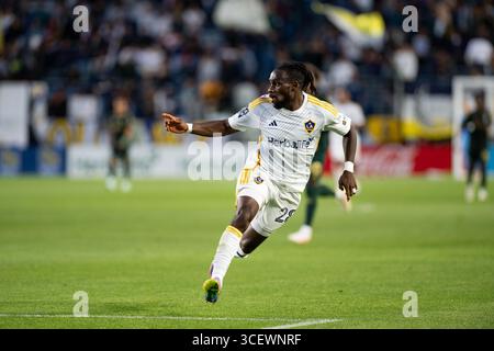 Josepth Painstil von LA Galaxy sprintet während eines MLS-Spiels zwischen LA Galaxy und Portrland Timbers im Dignity Health Sports Park in Position. Stockfoto