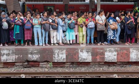 Eine Menge weiblicher Pendler, die einen Bahnsteig an der Dadar Station in Mumbai, Indien, überquert haben und darauf warten, an Bord eines der Damen-Spezial-Drehgestelle zu gehen Stockfoto