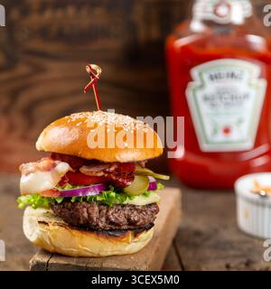 Hausgemachte Burger Brötchen und Patties auf hölzernem Hintergrund Stockfoto