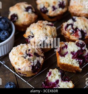 Hausgemachte Heidelbeermuffins in Backform Stockfoto
