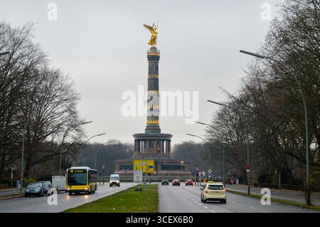 Siegessäule Siegessäule Wahrzeichen in Berlin Deutschland mit goldener Victoria Statue darüber, umgeben von städtischem Boulevard-Verkehr an einem bewölkten Wintertag. Stockfoto