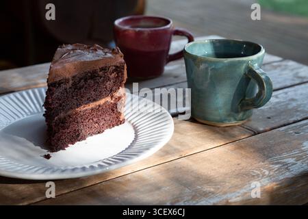 Ein Stück hausgemachter Schokoladenkuchen auf Holztisch Stockfoto